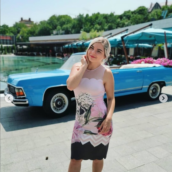 ARIONAH PALACE GARDENS SCALLOP DETAIL MIDI DRESS - Picture 4 of 12